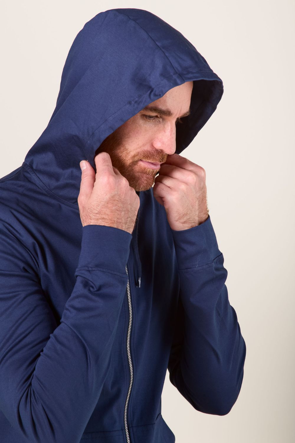 Sweat-shirt anti-UV à capuche bleu pour homme, idéal pour la protection solaire en extérieur.