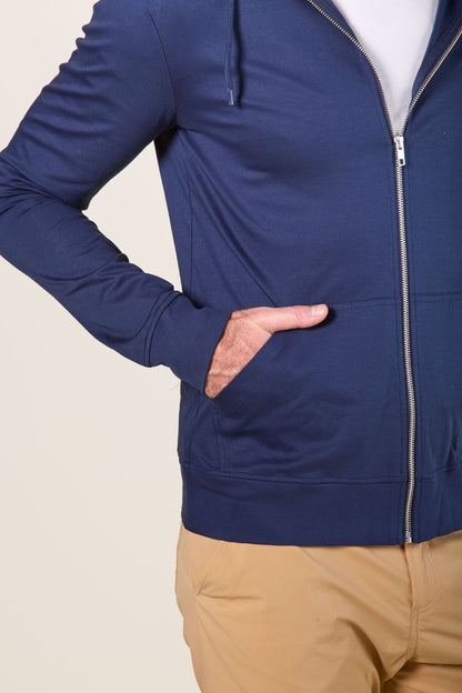 Sweat-shirt anti-UV bleu avec capuche, léger et confortable, idéal pour toutes les activités extérieures.