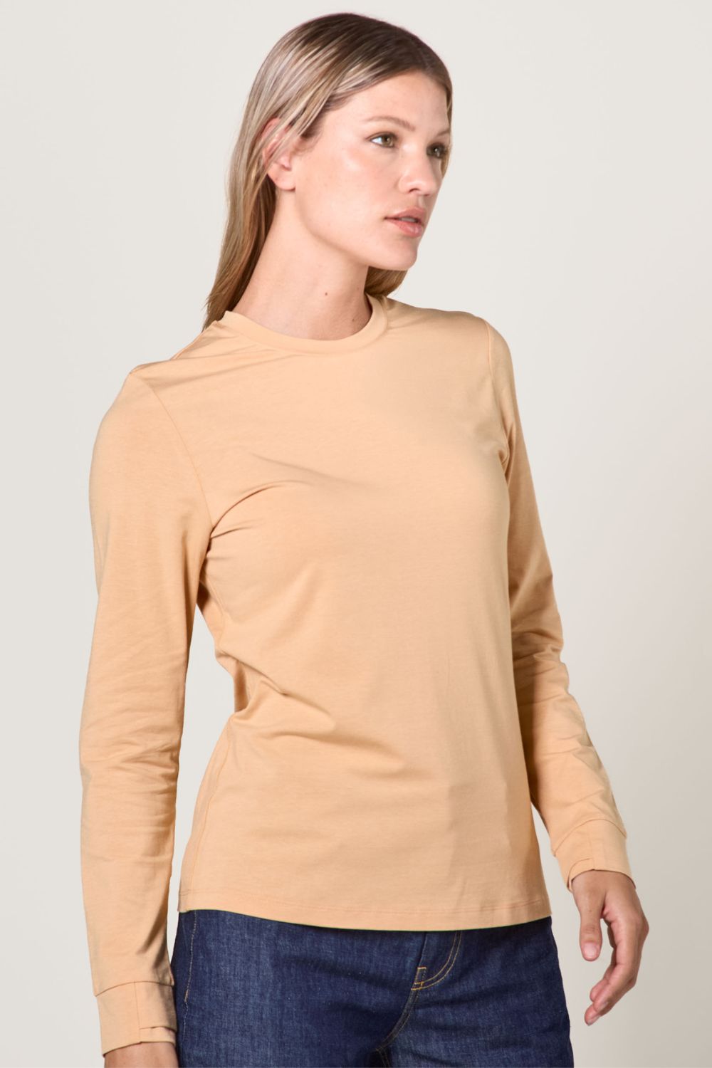 T-shirt anti-UV beige pour femme, léger et confortable, certifié UPF 50+, idéal pour les activités d'extérieur.