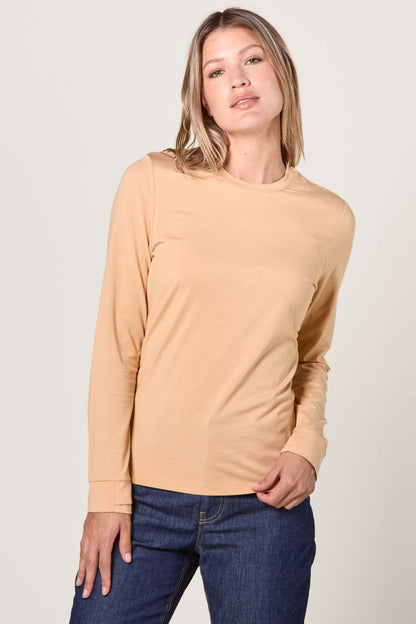 T-shirt anti-UV beige à manches longues pour femme, léger et confortable, offrant une protection solaire UPF 50+.