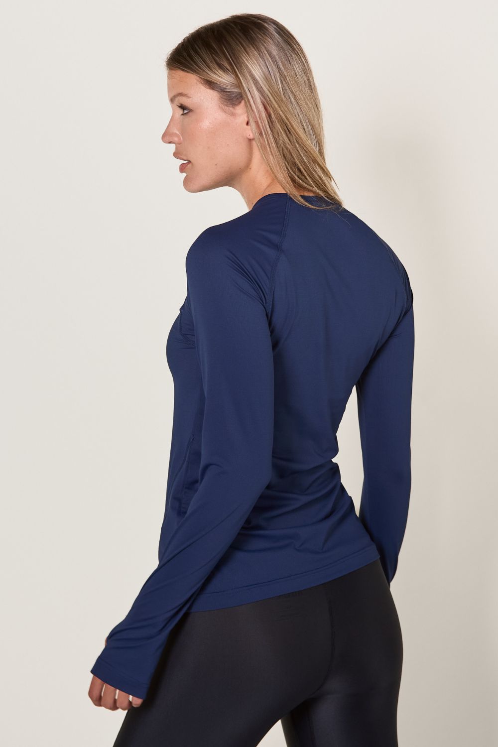 T-shirt anti-UV bleu pour femme, manches longues, UPF 50+, idéal pour les activités sportives extérieures.