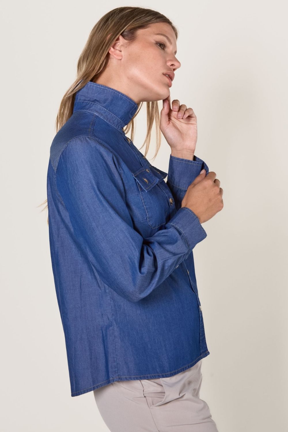 Chemise anti-UV femme en denim foncé, UPF50+, avec col relevé pour une protection solaire optimale.