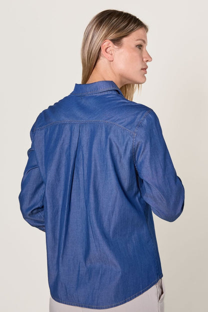 Chemise anti-UV denim foncé pour femme, légère et respirante, offrant une protection solaire UPF50+.