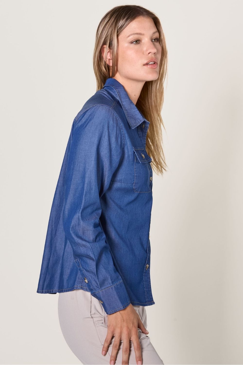 Chemise anti-UV en denim foncé pour femme, légère et élégante, offrant protection solaire UPF50+.