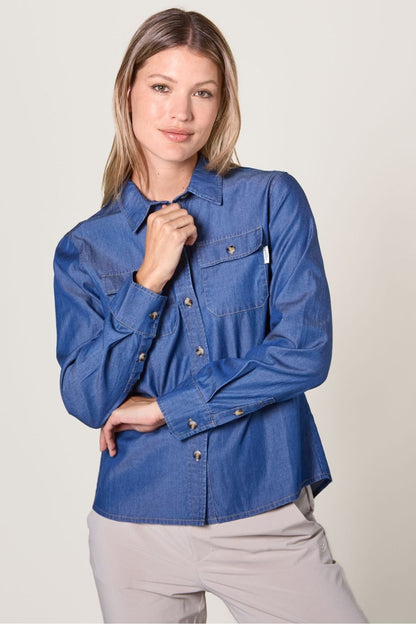 Chemise anti-UV en denim foncé pour femme, légère et élégante, offrant protection solaire UPF50+.