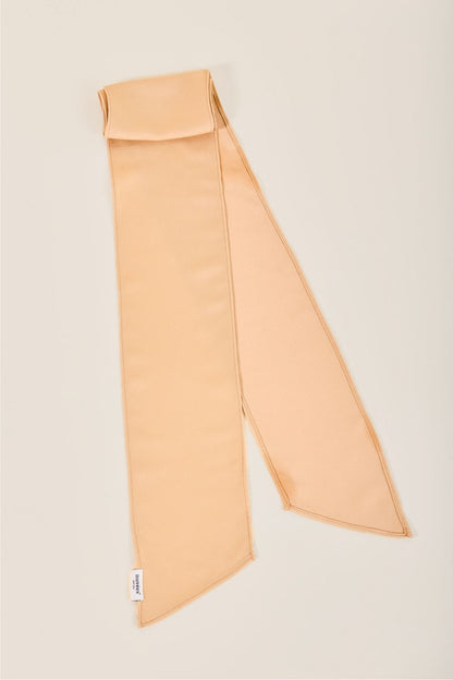 Foulard anti-UV beige pour femme, léger et élégant, conçu pour une protection solaire UPF50+ avec chapeaux Nuvées.