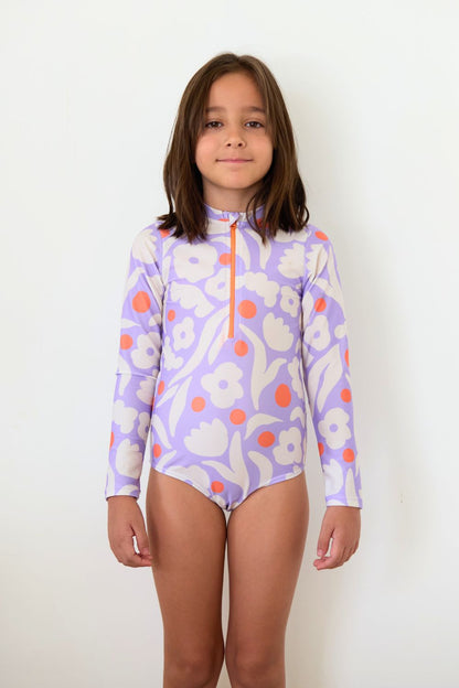 Maillot de bain anti-UV violet à fleurs pour fille, UPF 50+, manches longues pour protection solaire à la plage.