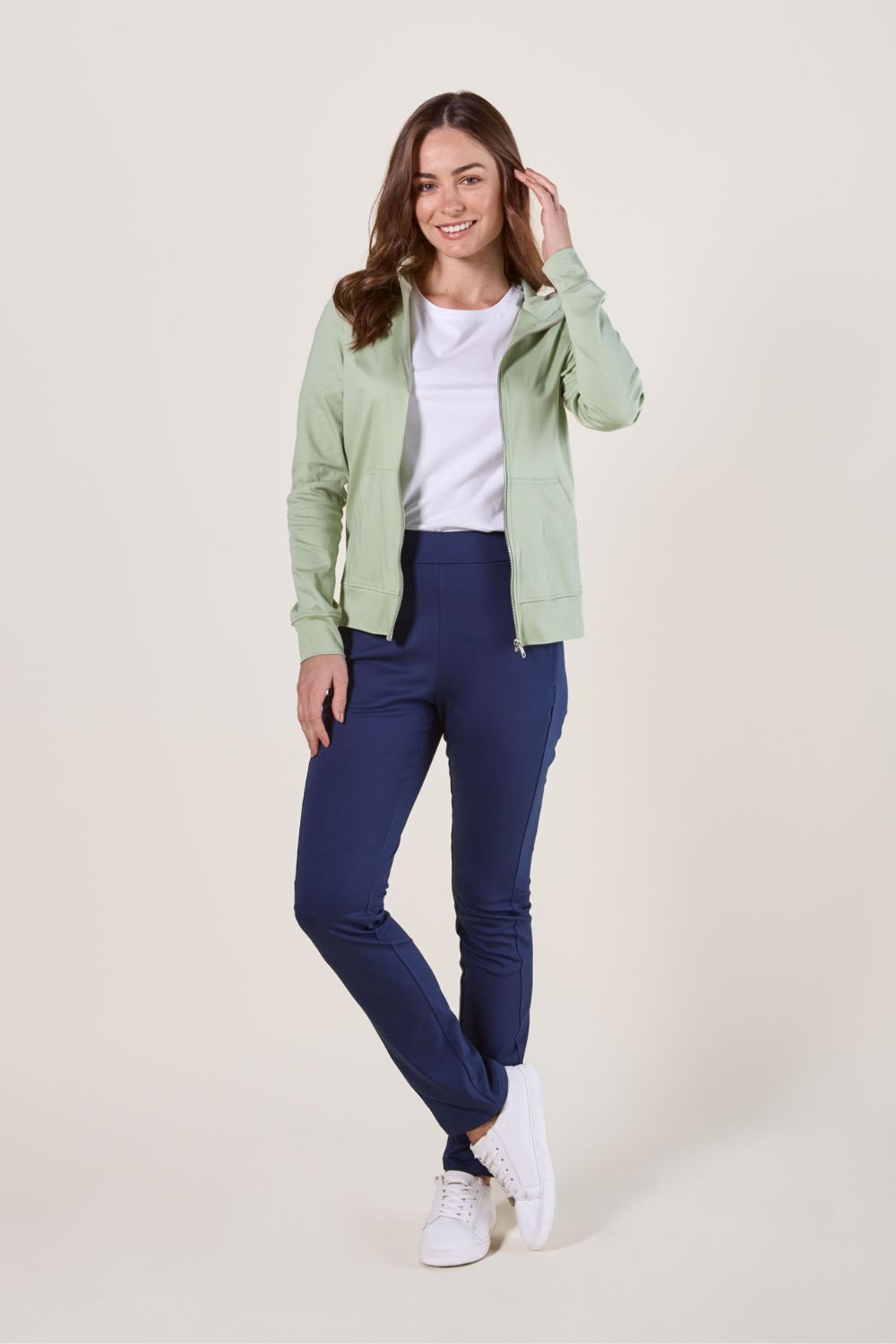 Sweat-shirt anti-UV vert Herbe Fraîche, femme en tenue décontractée pour des activités extérieures.