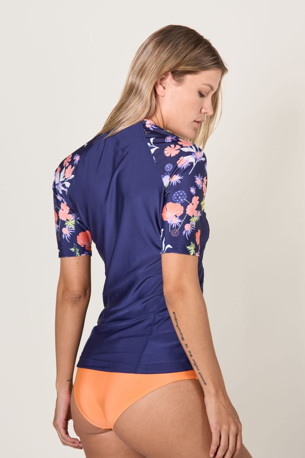 T-shirt de bain anti-UV à manches courtes pour femme, motif floral, idéal pour les activités aquatiques.