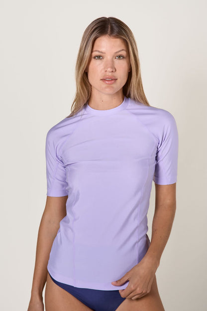 T-shirt de bain anti-UV lilas pour femme, manches courtes, idéal pour activités aquatiques et protection solaire.