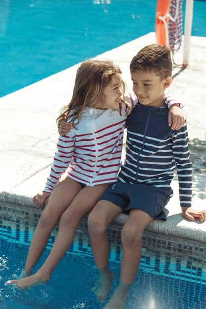 T-shirt de bain anti-UV marinière pour enfants, léger et respirant, UPF 50+, idéal pour jouer près de la piscine.